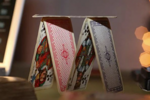 誰在"掌控"Uniswap？輪番上演「紙牌屋」的 DeFi 何去何從？